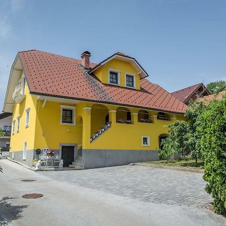 Apartma Ajda Komenda Bagian luar foto